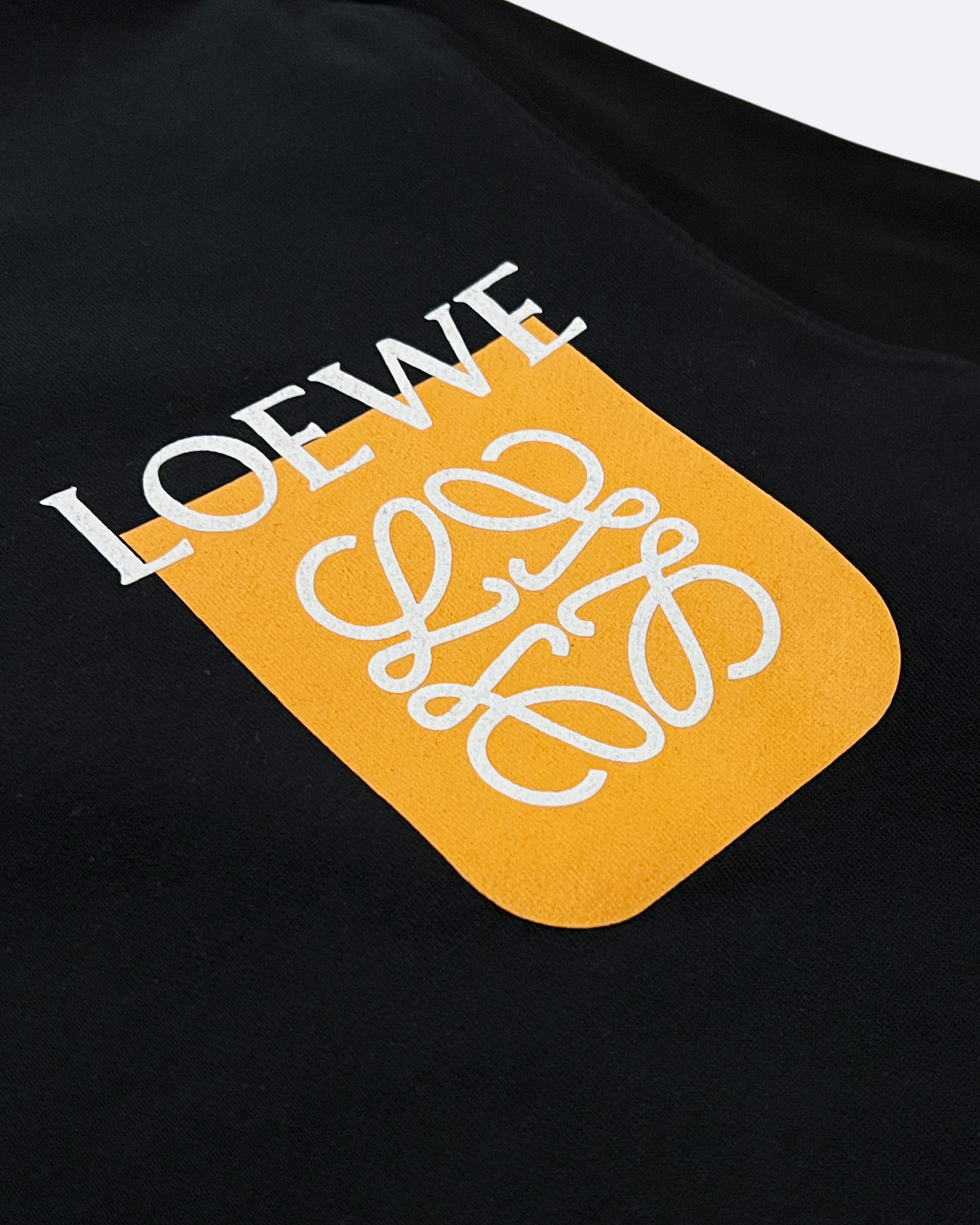 Loewe – mikina s oranžovým kapsovým logem – černá