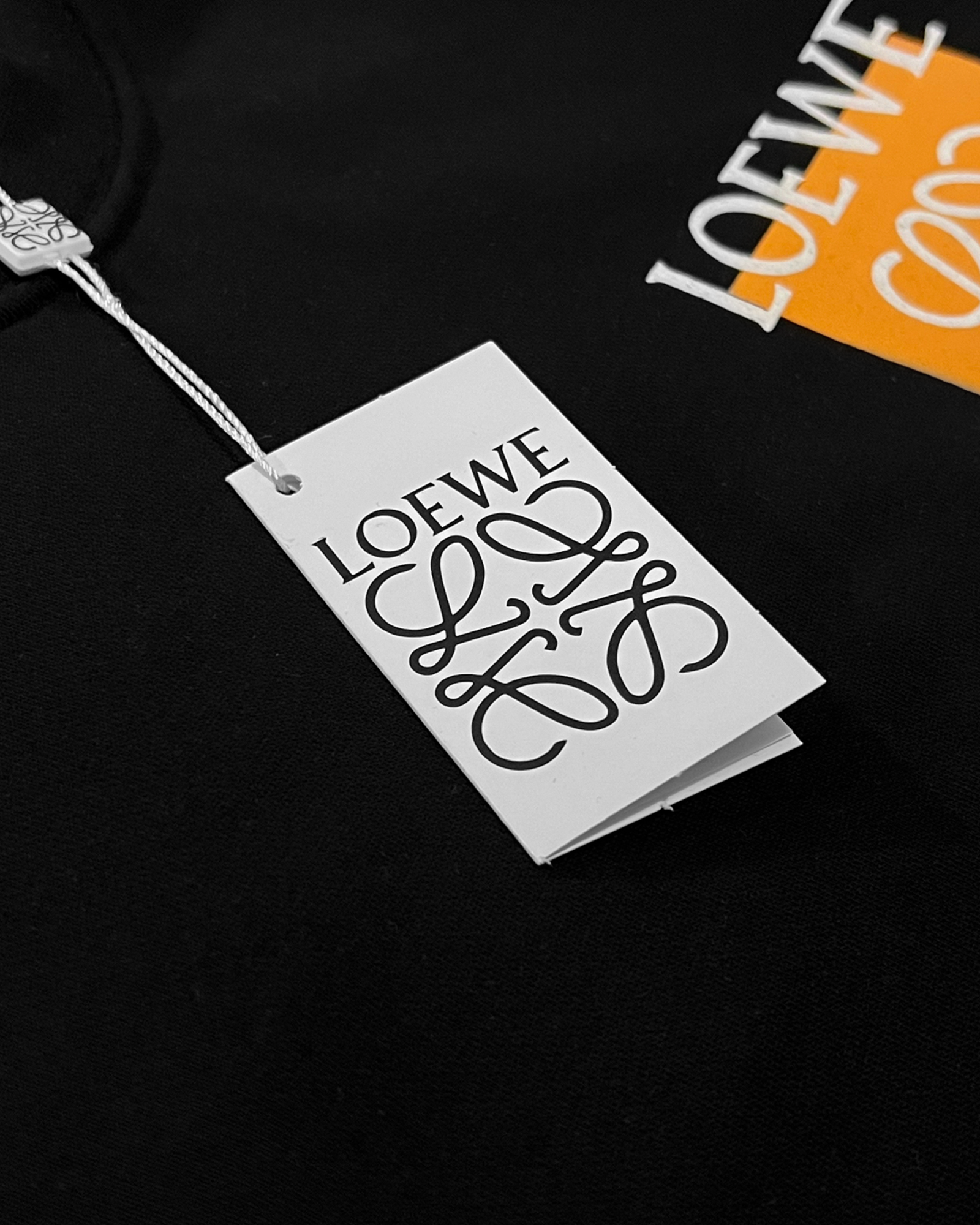 Loewe – mikina s oranžovým kapsovým logem – černá