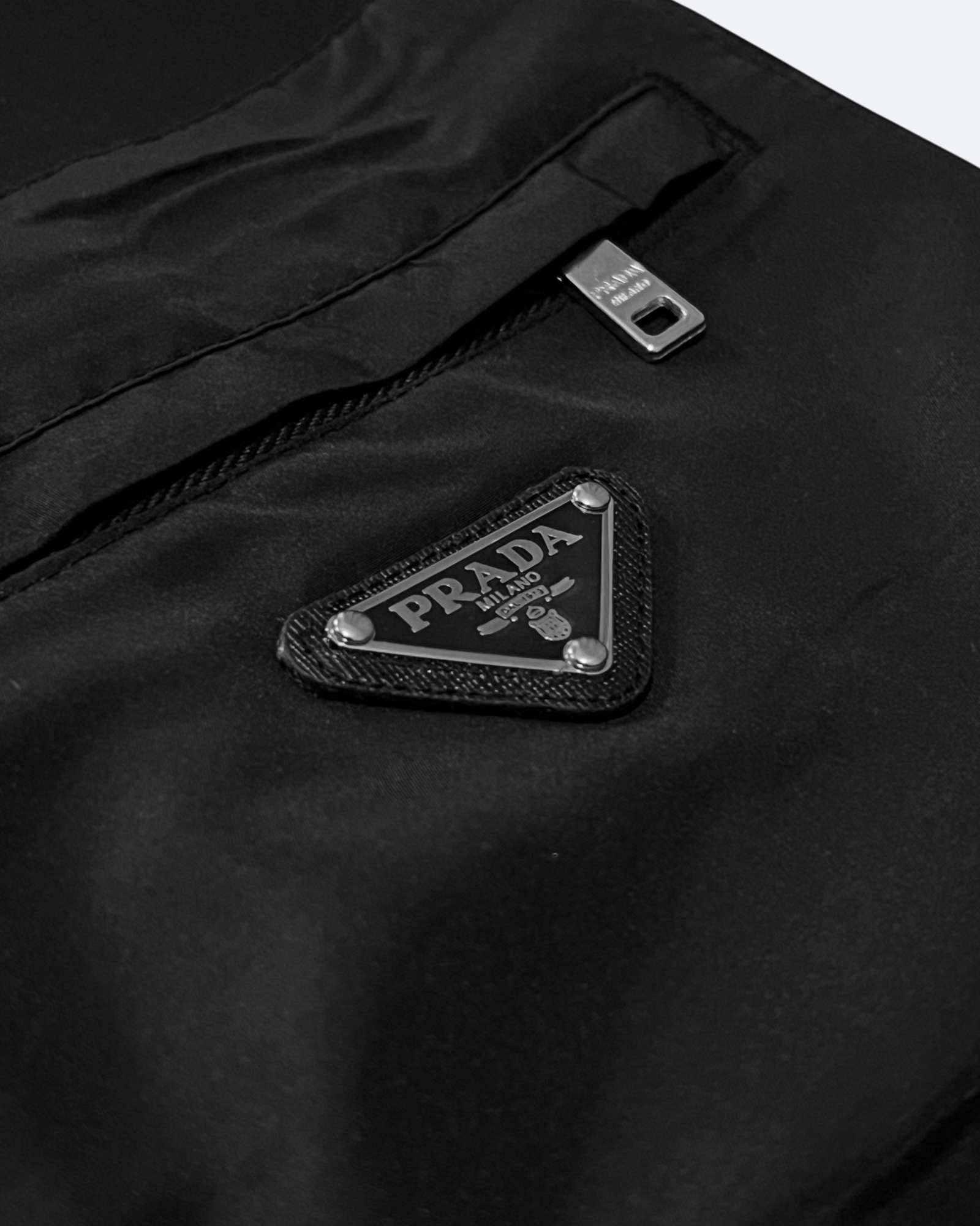 Prada – mikina s kapsou dole – černá