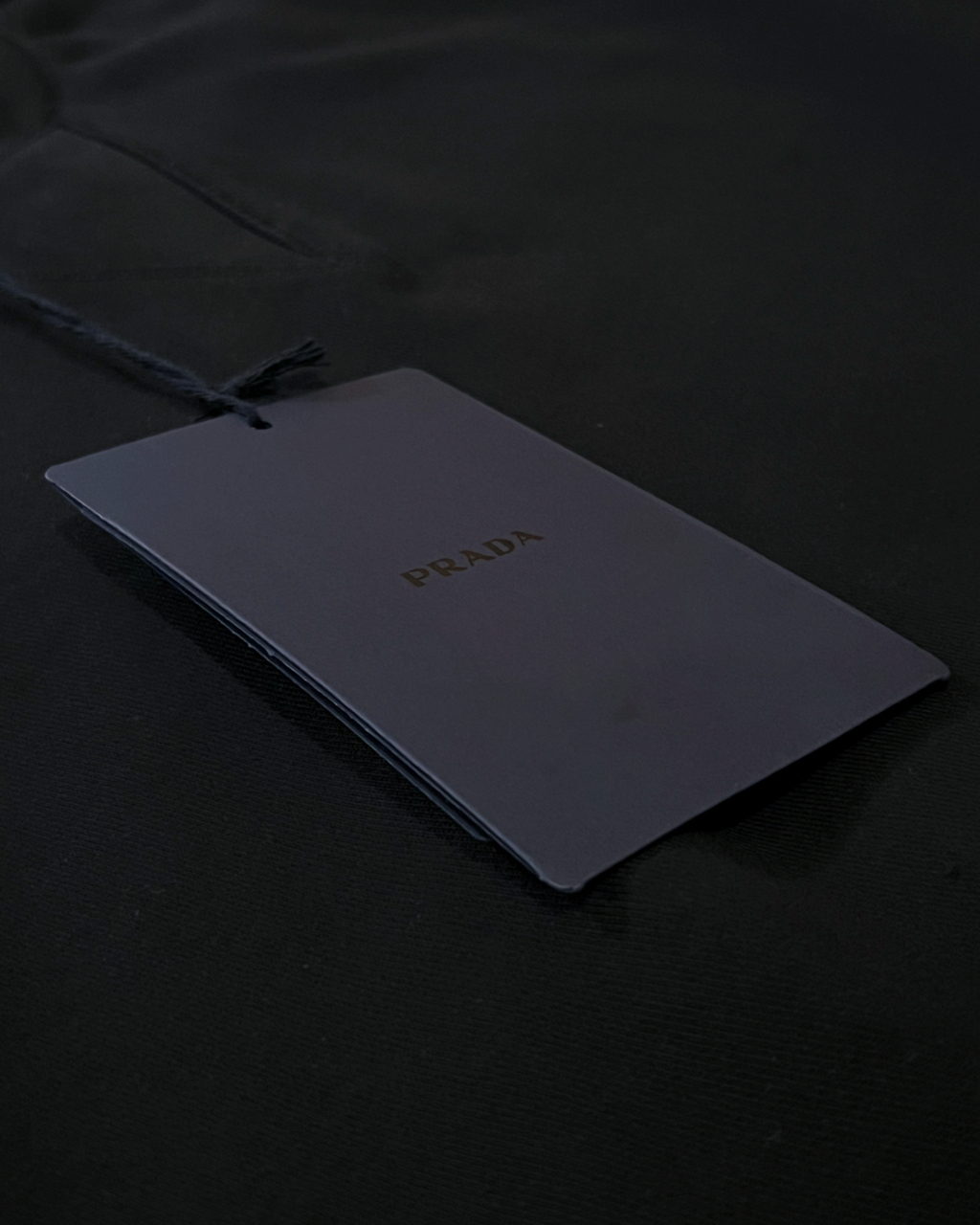 Prada – mikina s kapsou dole – černá