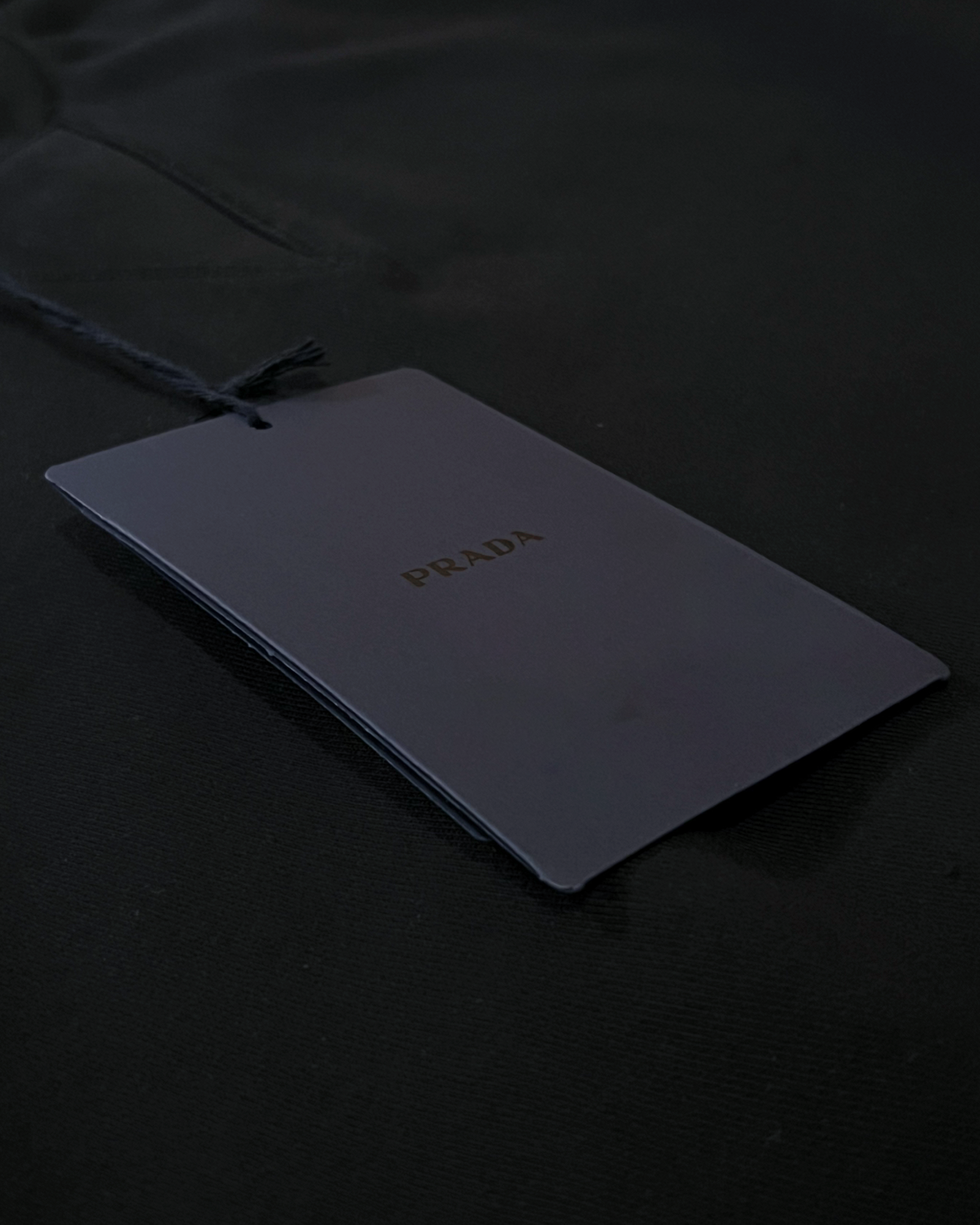 Prada – mikina s kapsou dole – černá