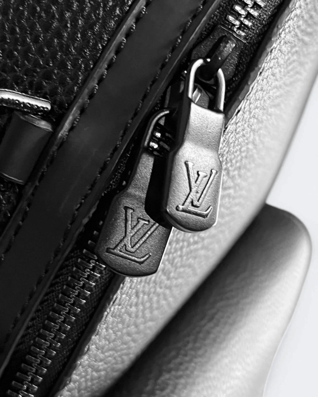 Louis Vuitton – Batoh Leather Takeoff – černý