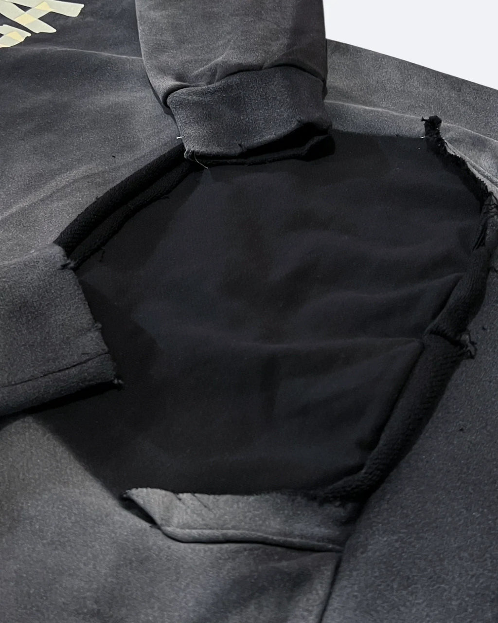 Balenciaga – mikina s kapucí a sepraným efektem Yellow Tape – Washed Black