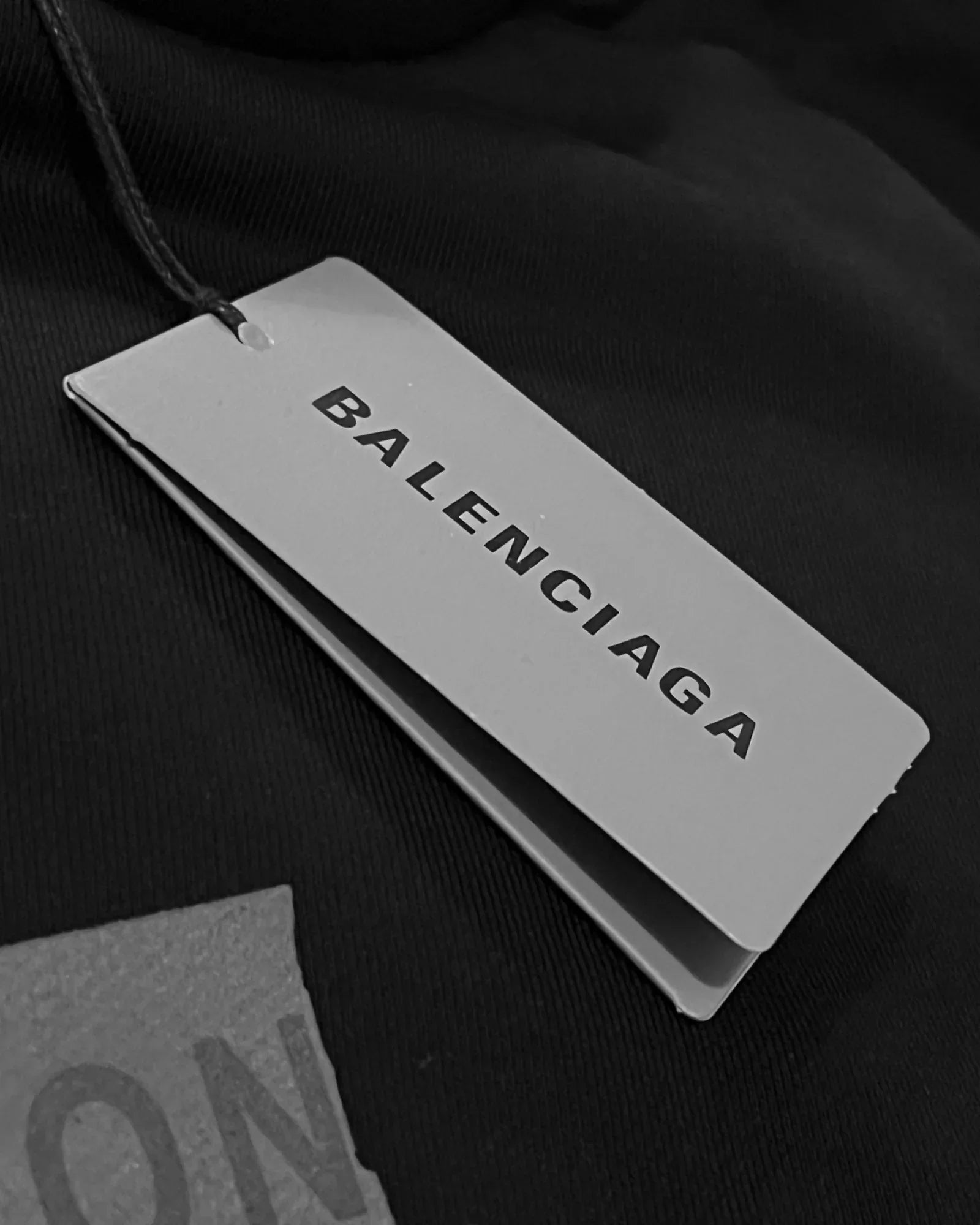 Balenciaga – Mikina s kapucí a červeným podlepeným logem – černá