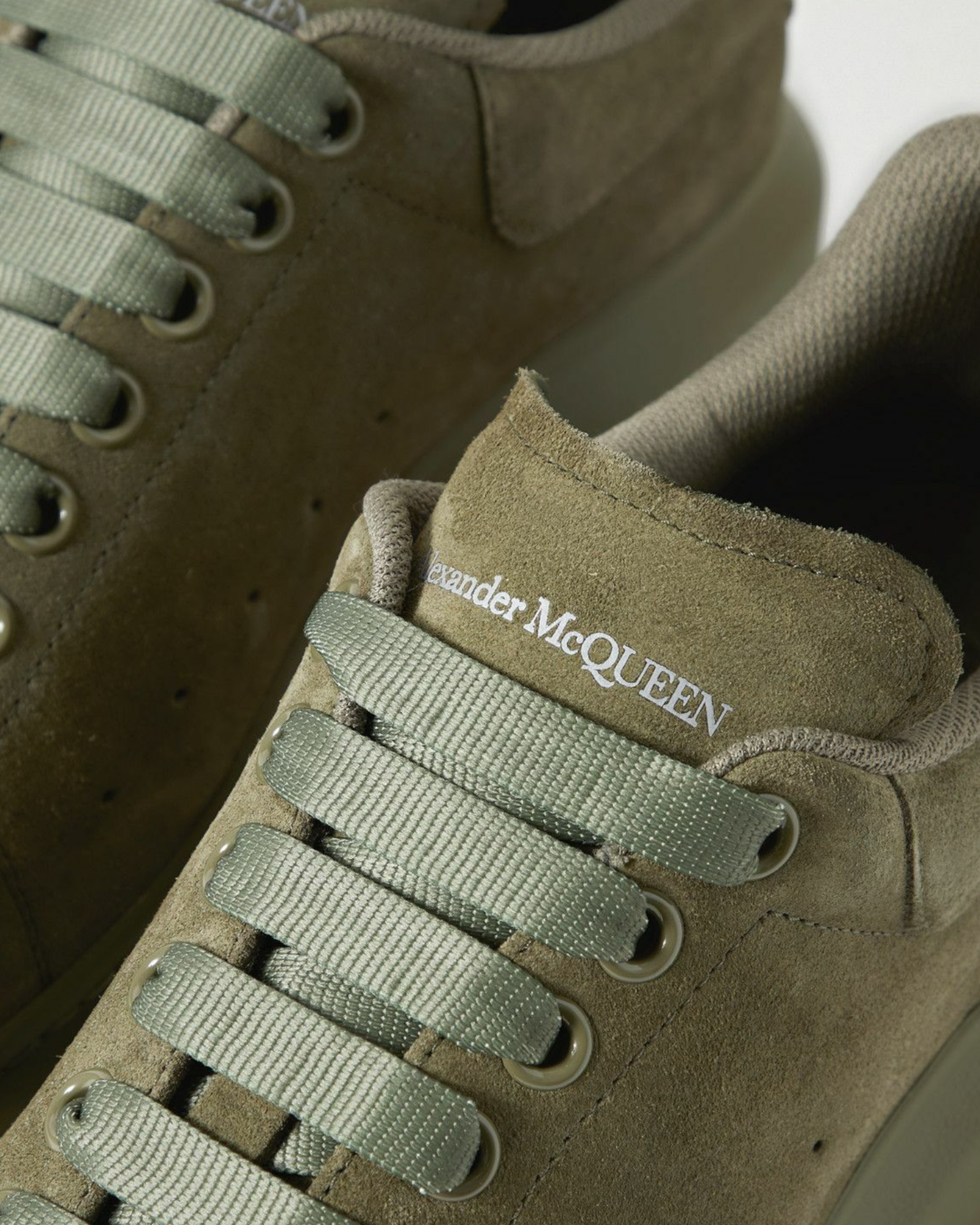 Alexander McQueen - Oversized tenisky - Sametová khaki