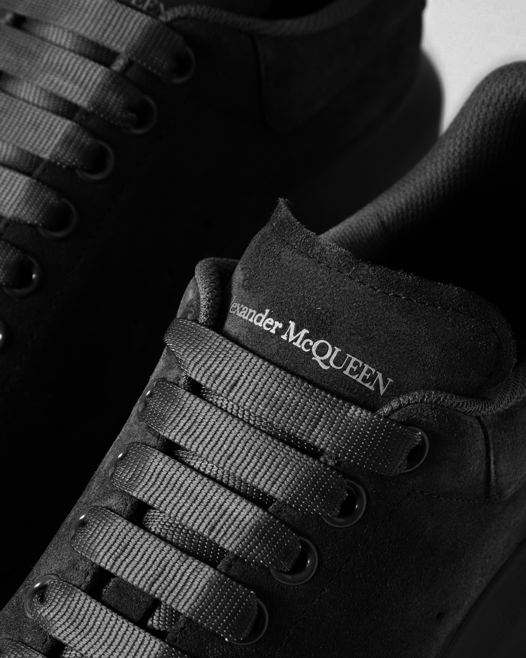 Alexander McQueen – Oversized tenisky – sametově černé
