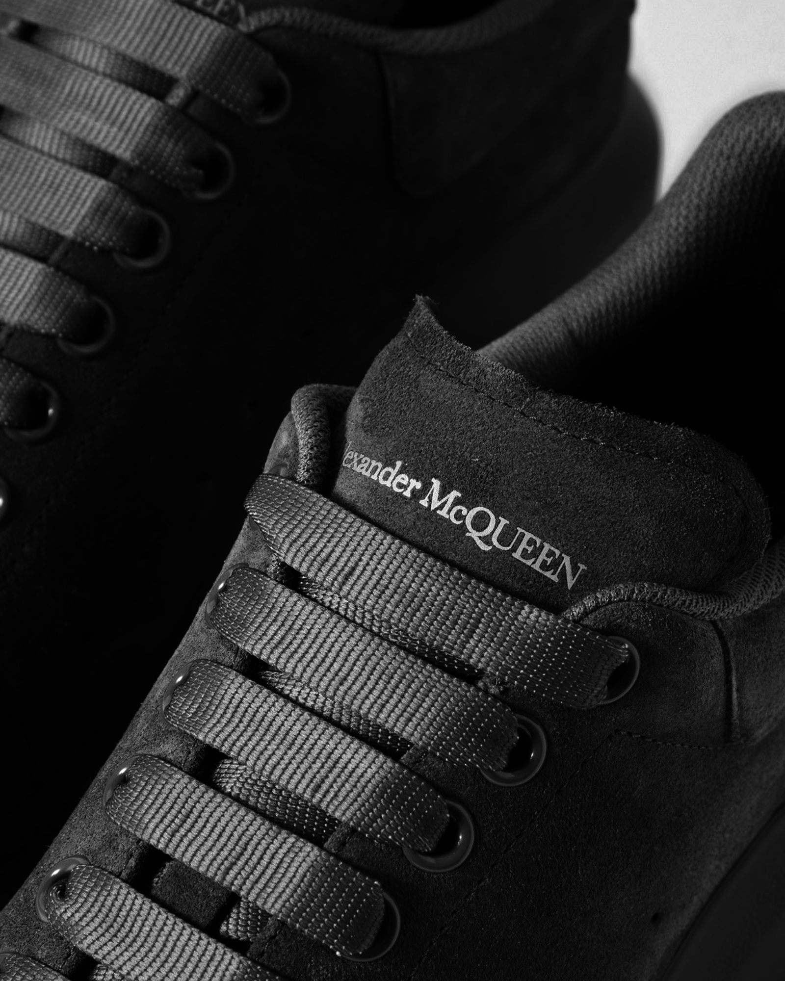 Alexander McQueen – Oversized tenisky – sametově černé