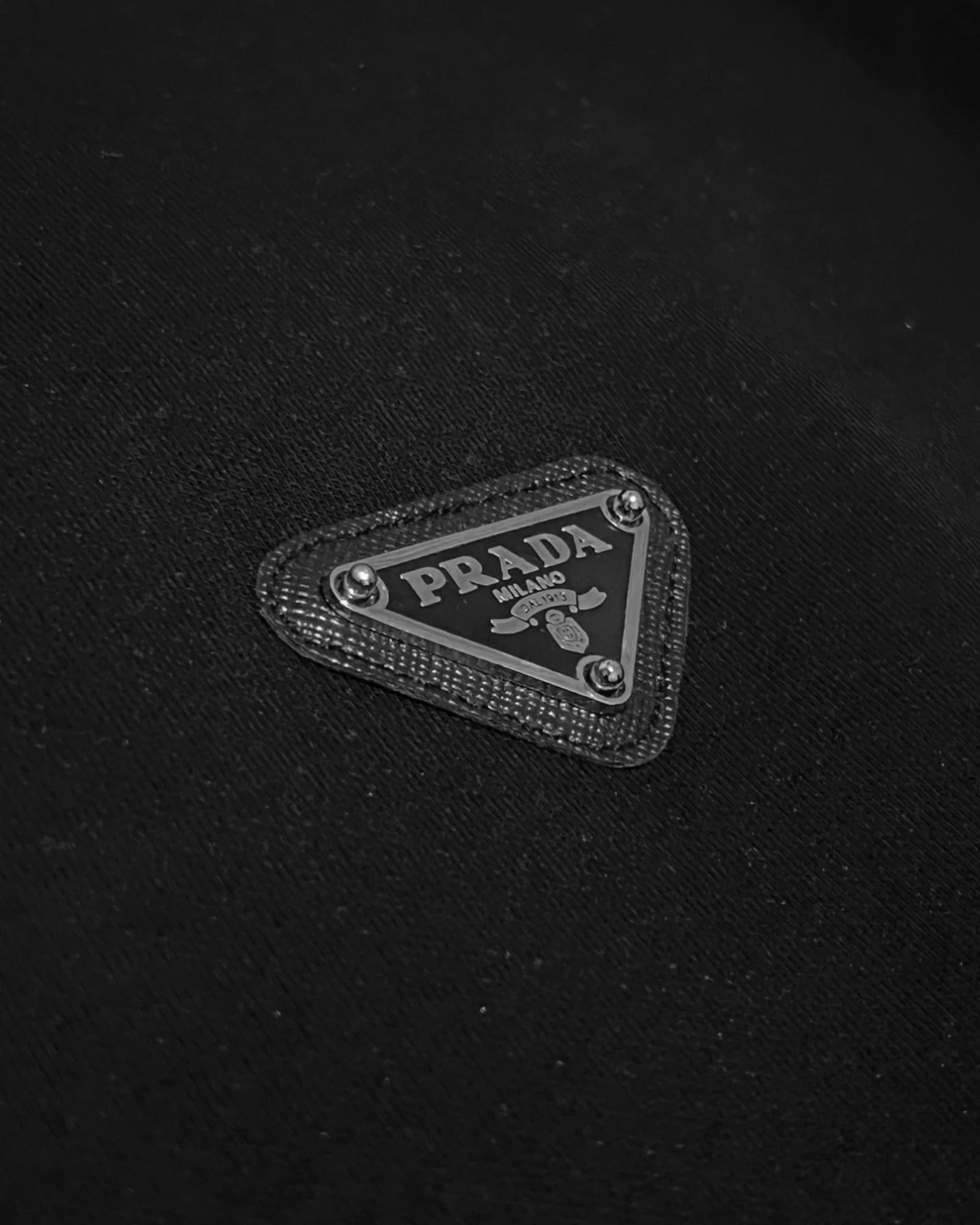 Prada – letní souprava s logem Triangle Plate – černá