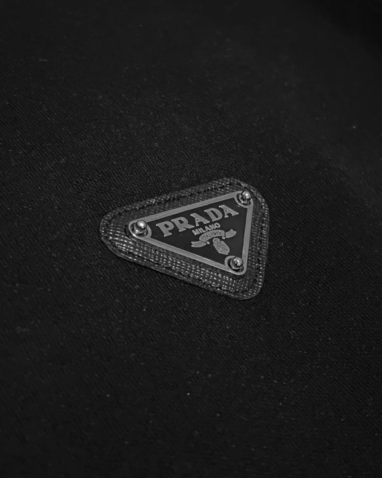 Prada – letní souprava s logem Triangle Plate – černá