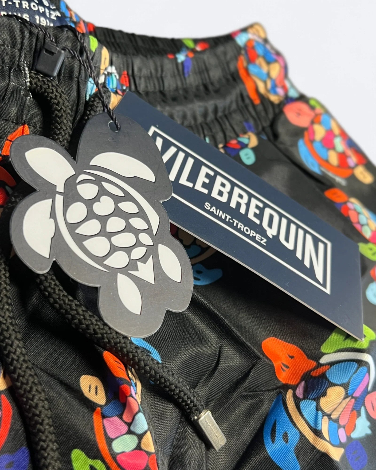Vilebrequin – plavkové šortky Neon Turtles – černá