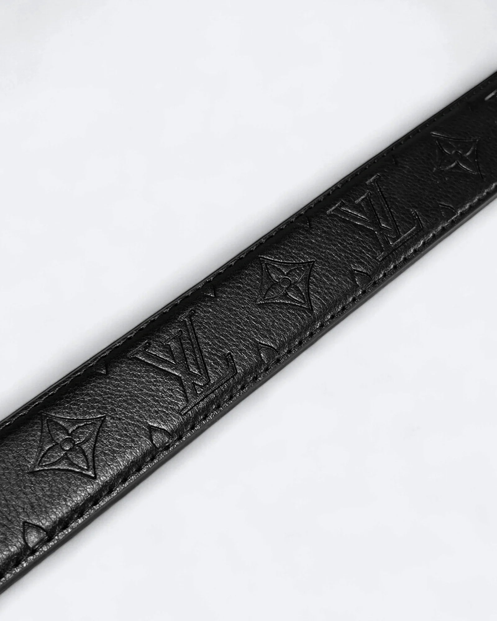 Louis Vuitton – Pásek s vyraženým vzorem LV – stříbrný