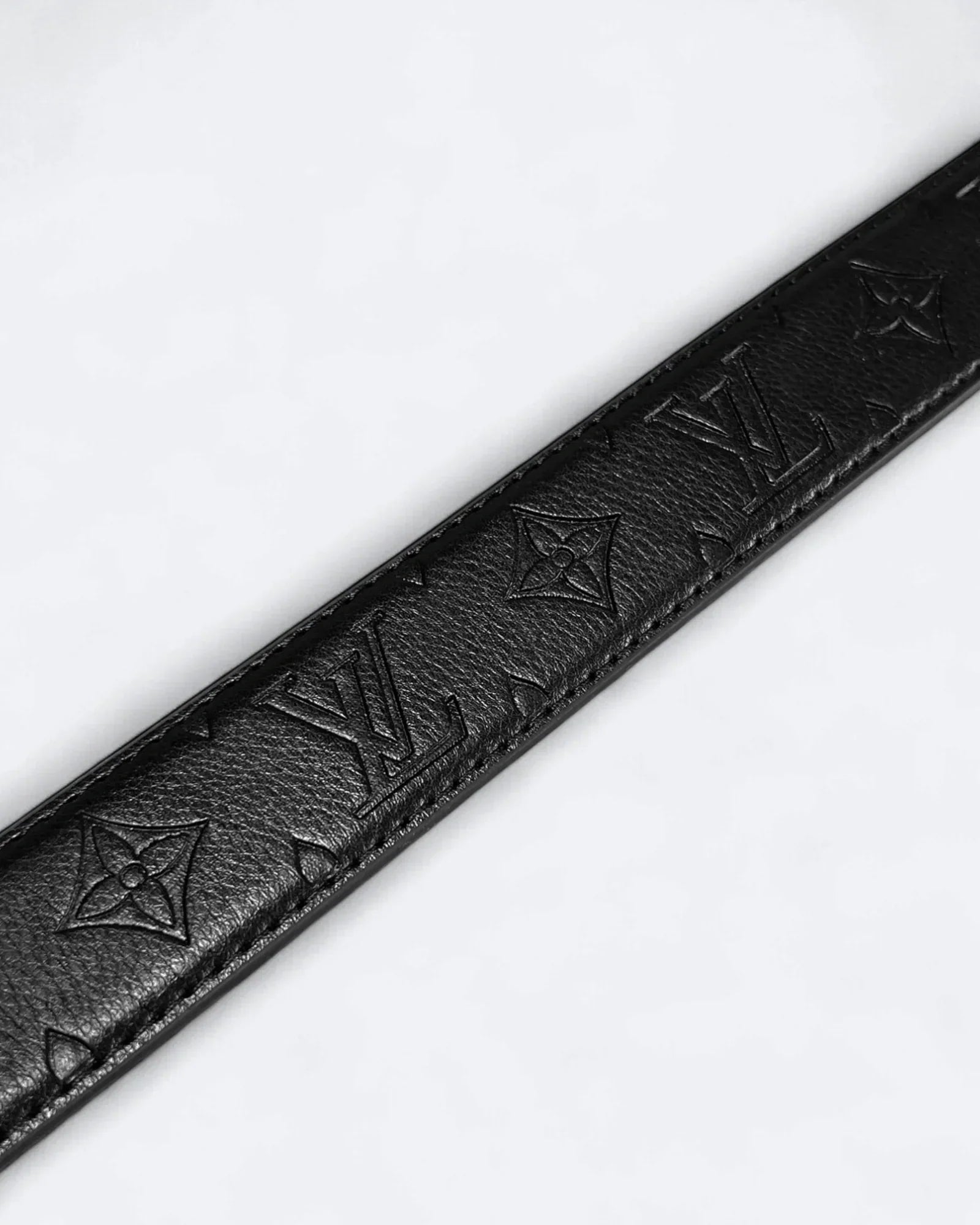 Louis Vuitton – Pásek s vyraženým vzorem LV – stříbrný